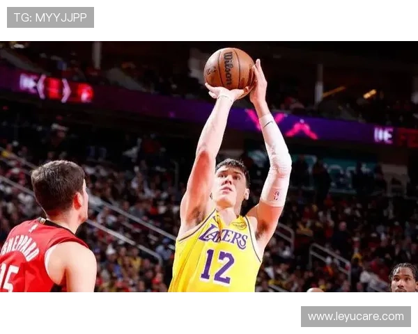 安东尼·戴维斯挡拆拉开空间，高效防守助湖人稳固内线核心