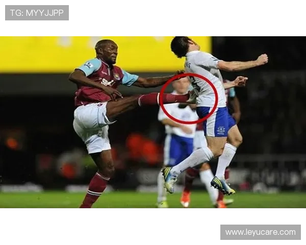 对队友犯规也算犯规？足球规则中的“非对抗性犯规”如何判罚