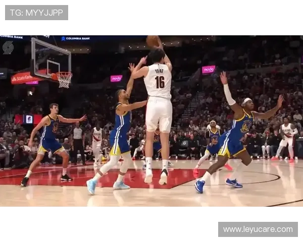 杨瀚森无球跑位制造投位 不及库里灵活影响效率